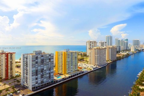 Condo in Hollywood, Florida, 1 bedroom  № 1310048 - photo 4