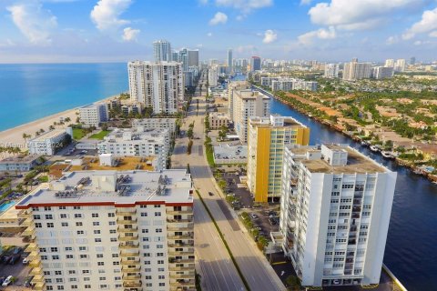 Condo in Hollywood, Florida, 1 bedroom  № 1310048 - photo 8