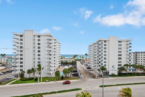 Condo in Hollywood, Florida, 1 bedroom  № 1310048 - photo 20